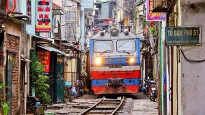 train-hanoi-qui-traverse-les-rues-de-la-capitale-du-vietnam_12230_wide